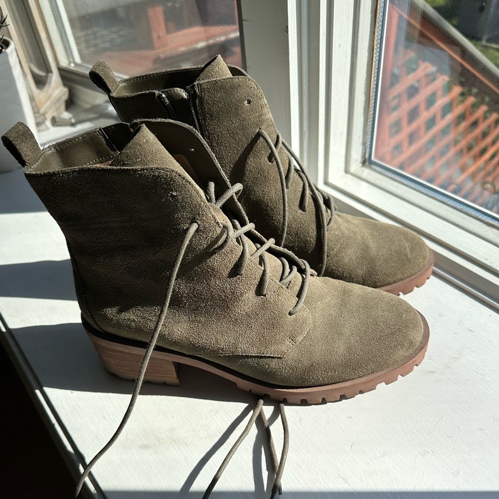 Woman’s Caslon Side-Zip Booties 🤍